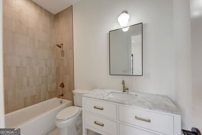 Building Photo - 239 Lowry St NE