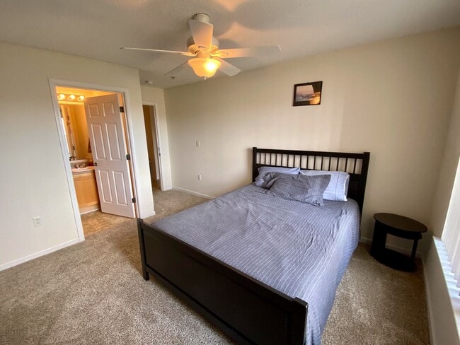 Building Photo - 4 Bedroom Condo in Harts Cove!