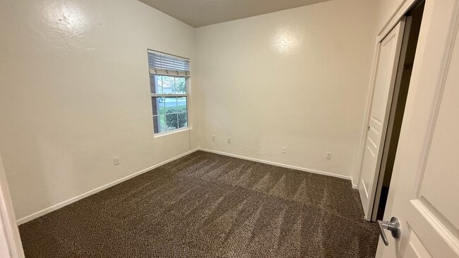 Building Photo - 3 Bedroom, 2 Bathroom Home in Desirable Tulare Neighborhood