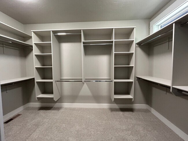Building Photo - Luxury Living in StarView Estates - 4.98 A...