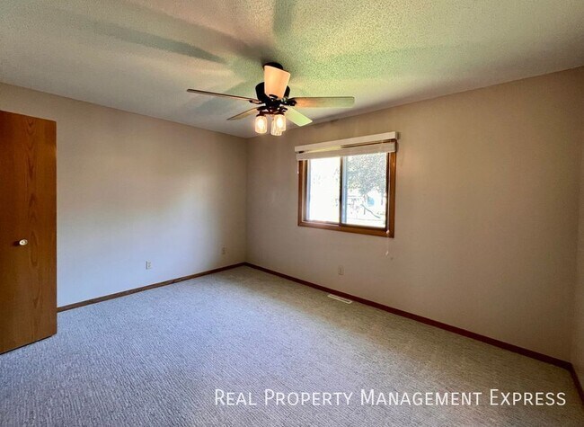 Building Photo - Beautiful 3 Bed 2 Bath House in West Sioux...