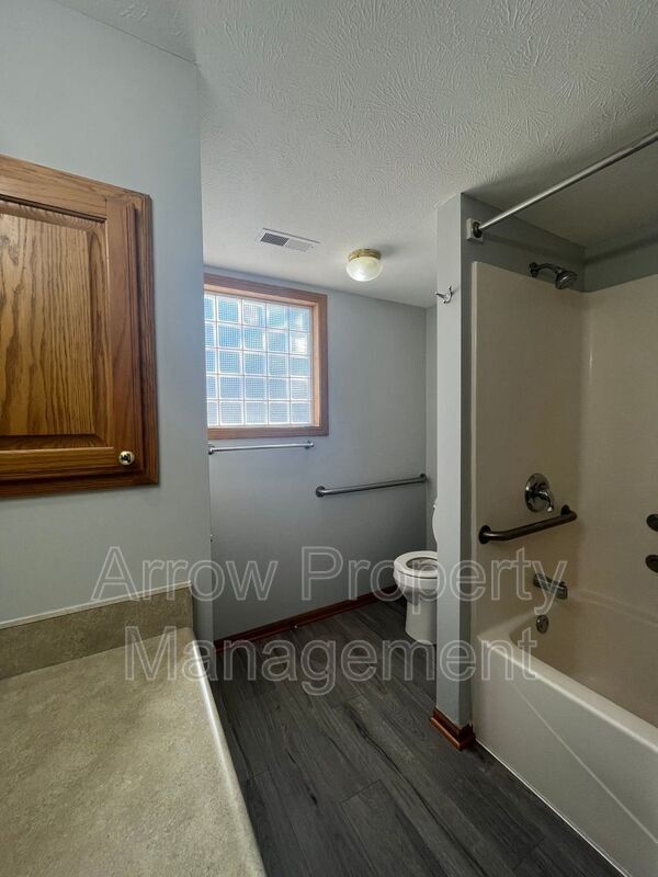 Building Photo - 525 Oak Rd
