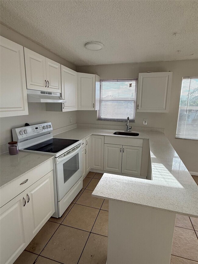 Building Photo - 1235 W River Dr