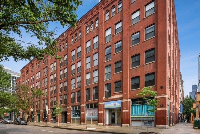 Primary Photo - 225 W Huron St