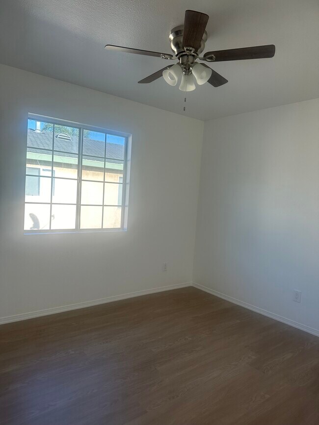 Building Photo - 855 W 61st St