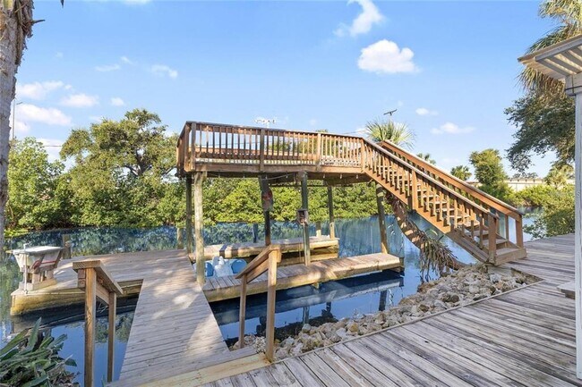 Building Photo - 8825 Oak St