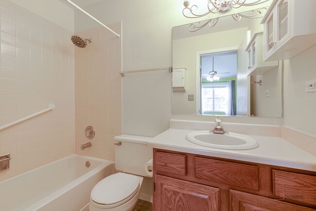 Building Photo - 1432 Hampshire Ct