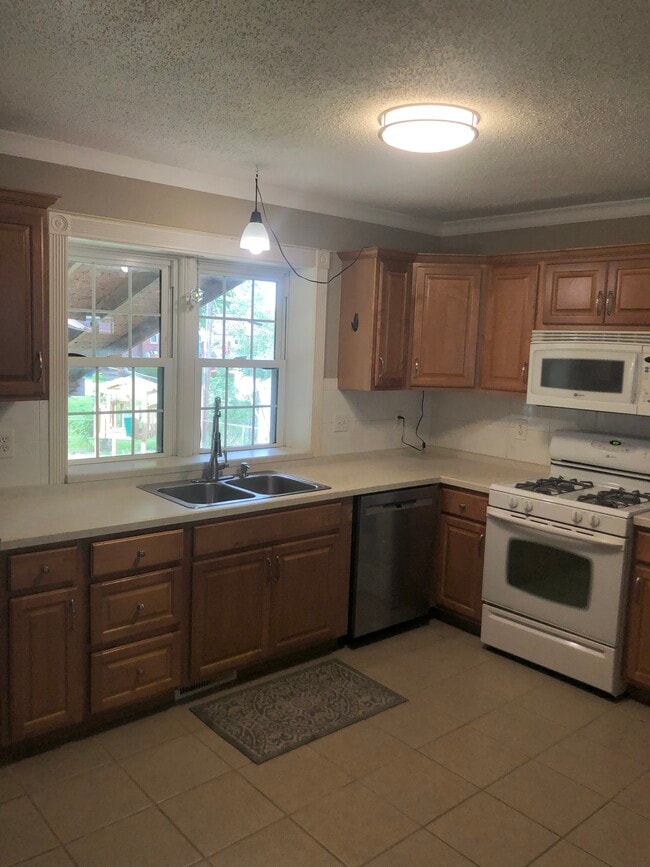 Building Photo - 11 St James Ct