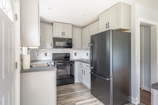 Building Photo - Spacious home located in a great neighborhood!