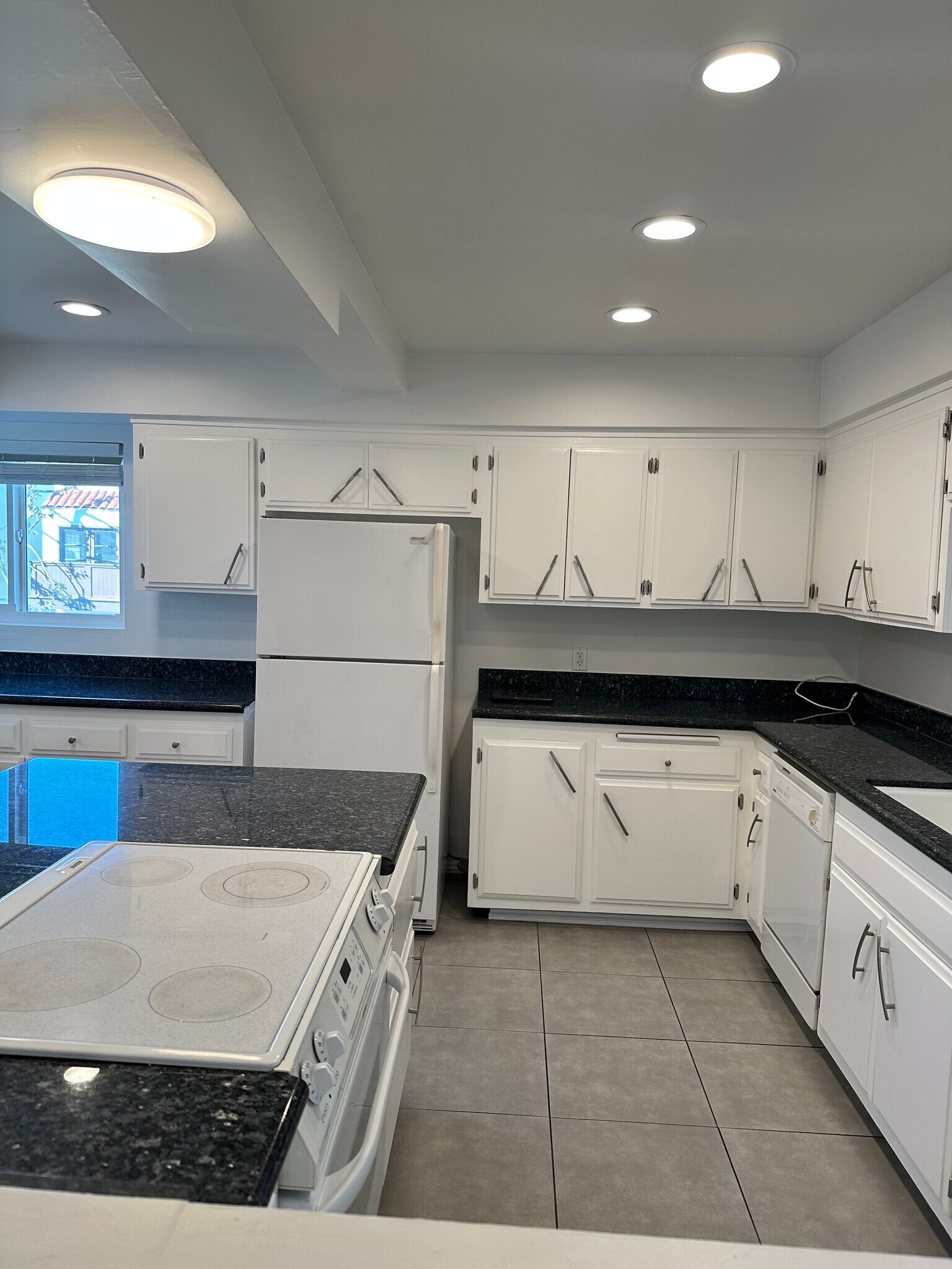 Building Photo - 24 Lighthouse St