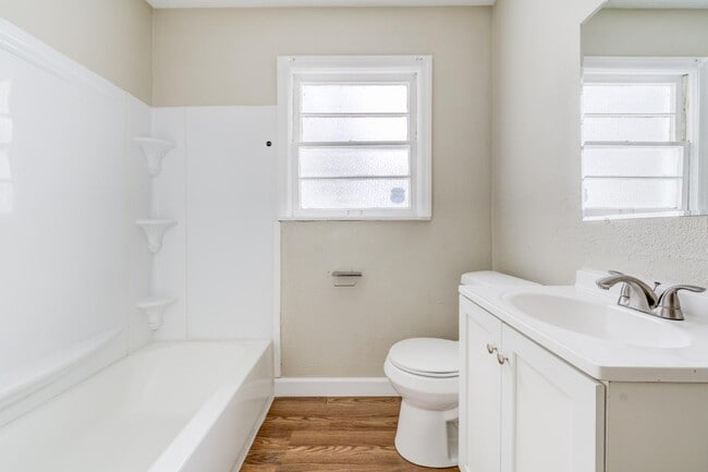 Building Photo - 110 De Smet Dr