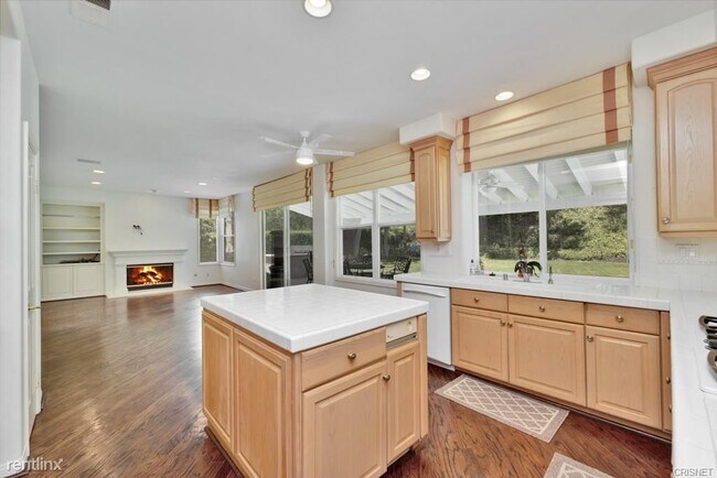Building Photo - 4 br, 3.5 bath House - 3439 Consuelo Dr