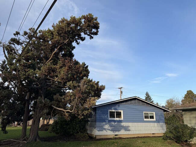 Building Photo - 3525 River Rd