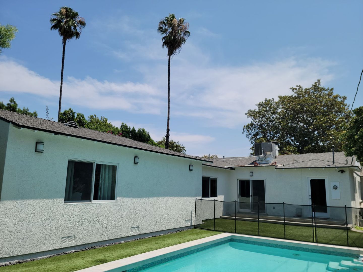 Building Photo - Stunning Remodeled 4 Bedroom House with Large Front Yard, Garage, Pool & Spa in Studio City!