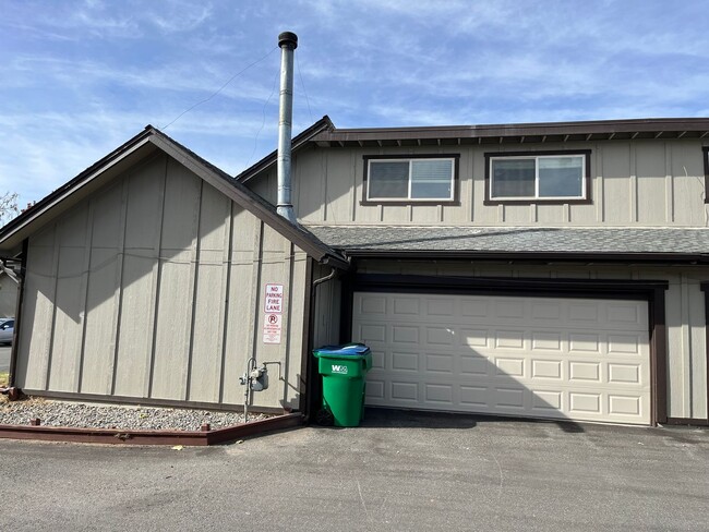 Building Photo - 2 Bed, 1.5 Bath home available now! Corner...