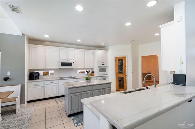 Building Photo - 31 El Jardin St
