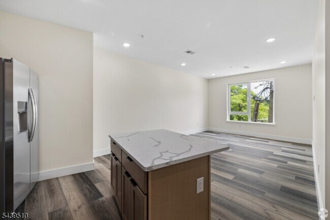 Building Photo - 448 S Orange Ave