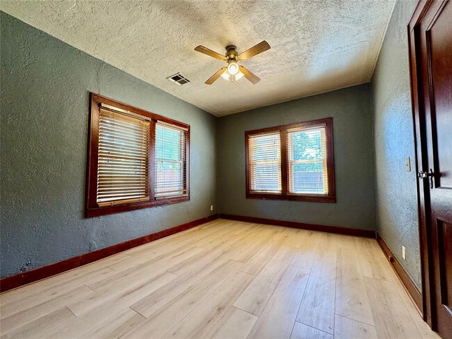 Building Photo - 609 N Caddo St