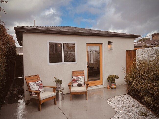 Building Photo - 4592 Winona Ave