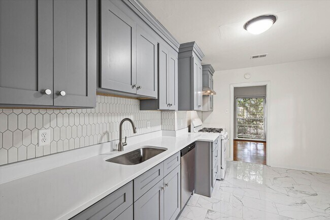 Building Photo - CHARMING MIDTOWN COTTAGE with Updated Kitchen