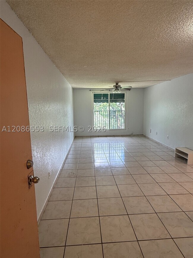 Building Photo - 606 W 81st St