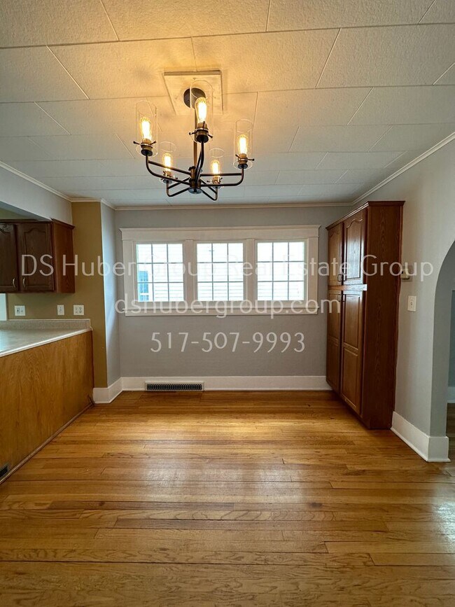 Building Photo - 302 N Hayford Ave