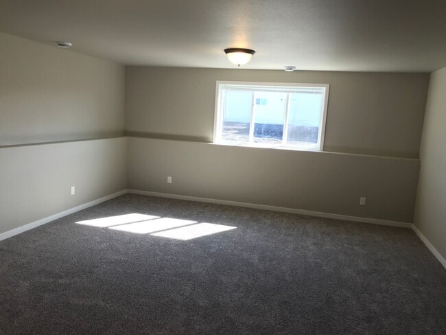 Building Photo - 4 Bed 2 Bath Single Family Home