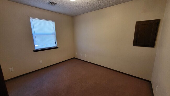 Building Photo - Easy Access ~ 3 bedroom 1 bathroom