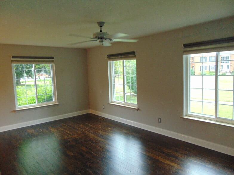 Building Photo - 683 E Fox Hills Dr