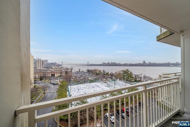 Building Photo - 1055 River 809