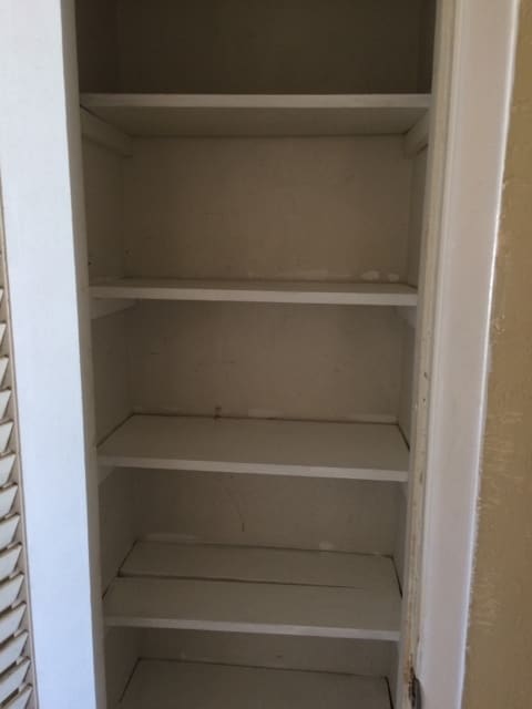 Building Photo - Large 6-2 house with new central air