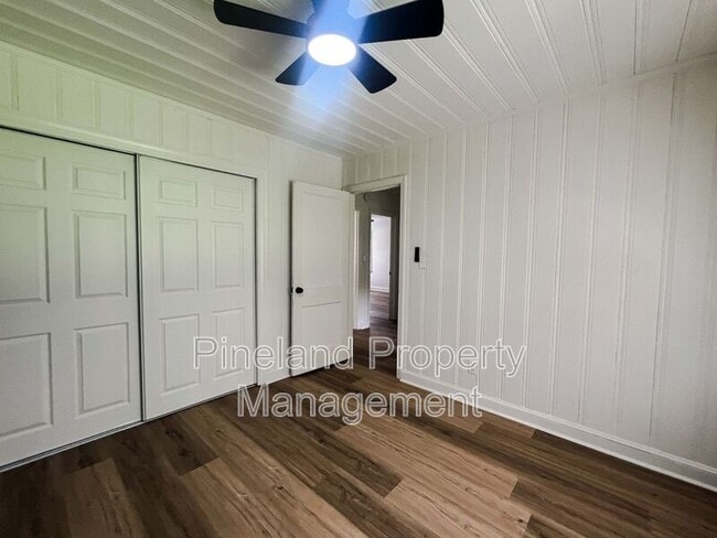 Building Photo - 1009 Martindale Dr