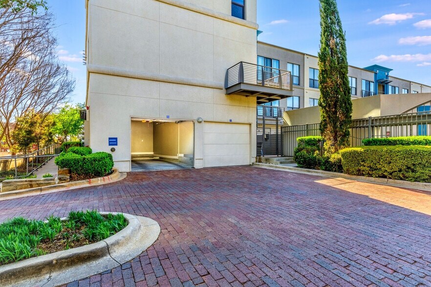 Building Photo - 4414 Cedar Springs Rd