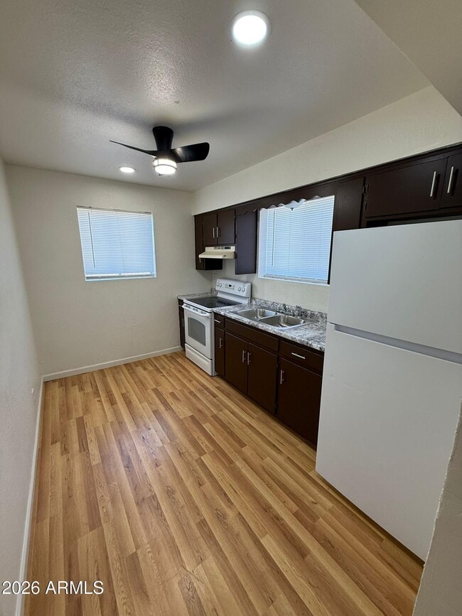 Building Photo - 860 E 13th St