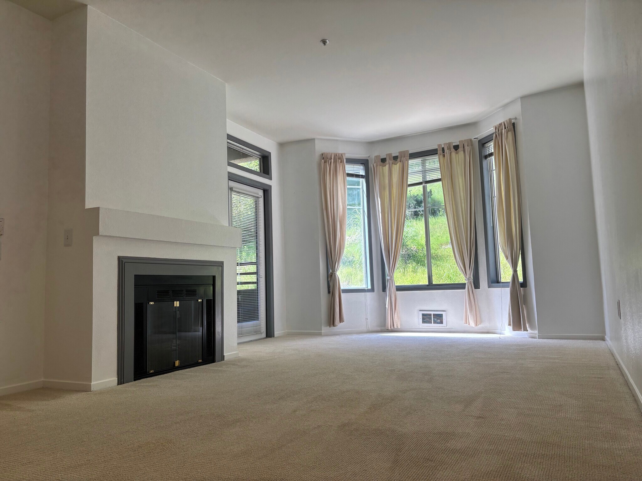 Livingroom - 280 Caldecott Ln