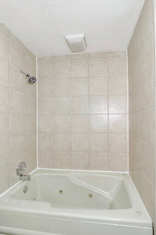 Bath Room - 3000 Hillsboro Pike