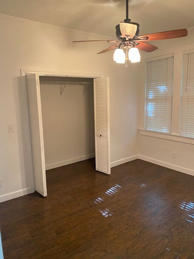 Building Photo - Stunning Executive Rental