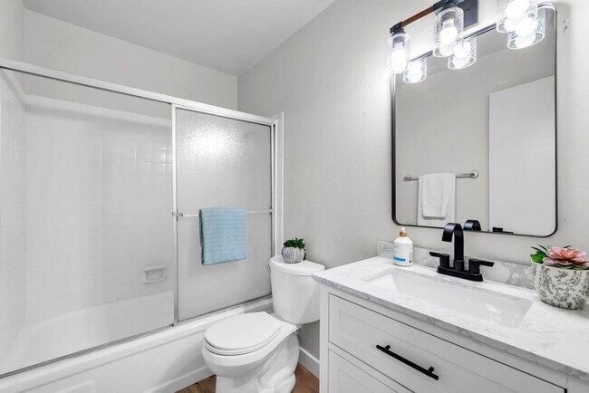 Building Photo - **Move-In Special** Top Floor Condo - Available Now!!