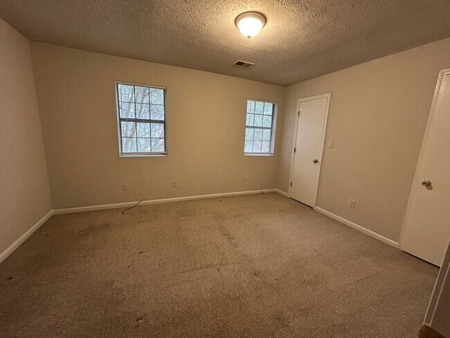 Building Photo - MOVE-IN SPECIAL! End Unit in Main Station with Hardwood Floors and Fireplace