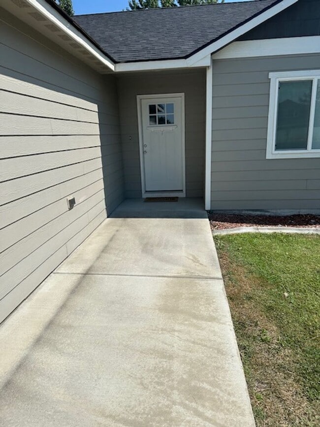 Building Photo - **Charming 3-Bedroom Home - Ready for You!**