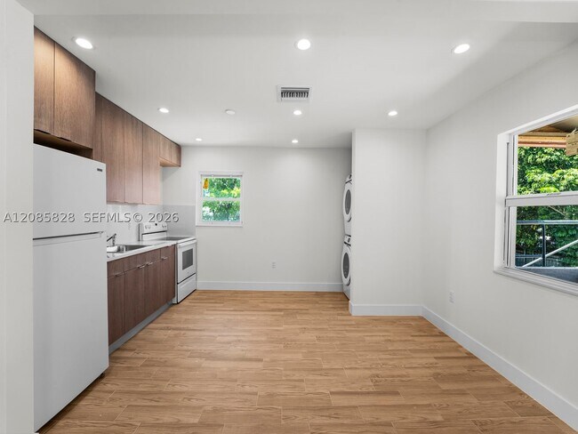 Building Photo - 238 NW 41st Ave