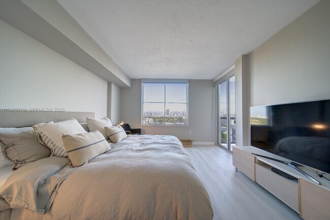 Building Photo - 1900 Sunset Harbour Dr