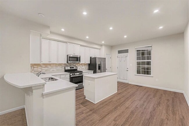 Building Photo - 2042 Track Cir