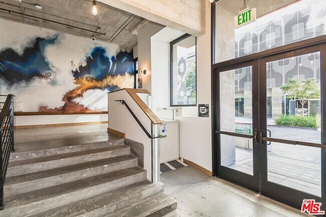 Building Photo - 330 W 11th St