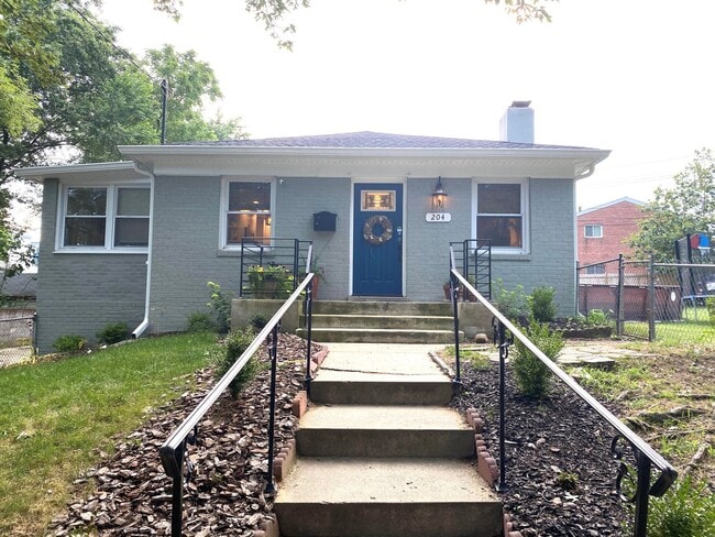 Primary Photo - Beautifully remodeled 5 bed / 3 bath on pr...