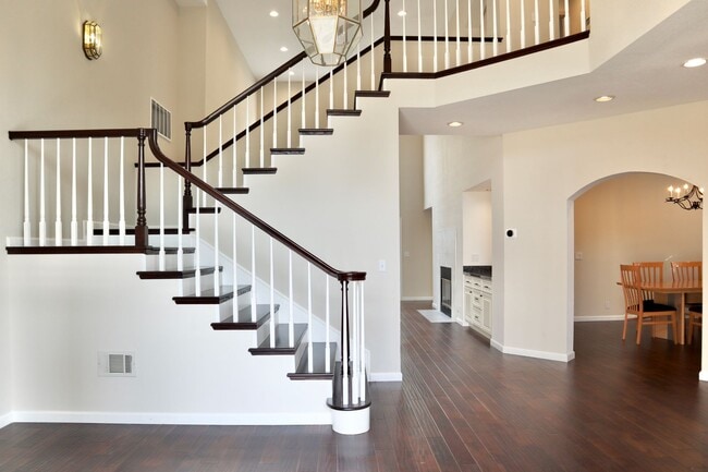 Building Photo - Luxury home with turf baseball/softball ba...