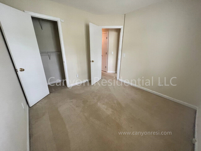 Building Photo - Beautiful 3b Room! Move in ready!