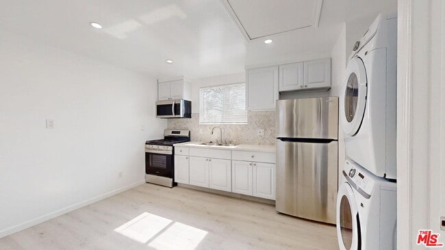 Building Photo - 10550 Collett Ave