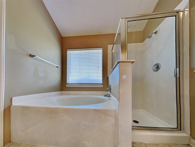 Building Photo - 3223 Stoneydale Ln