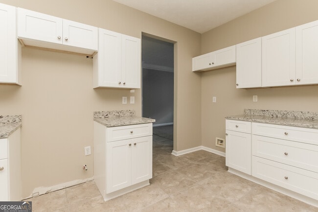 Building Photo - 827 Shadow Lake Dr